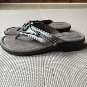 Minnetonka Silverthorne 360 Women's Silver Leather Thong Sandals Sz 9 Cushioned